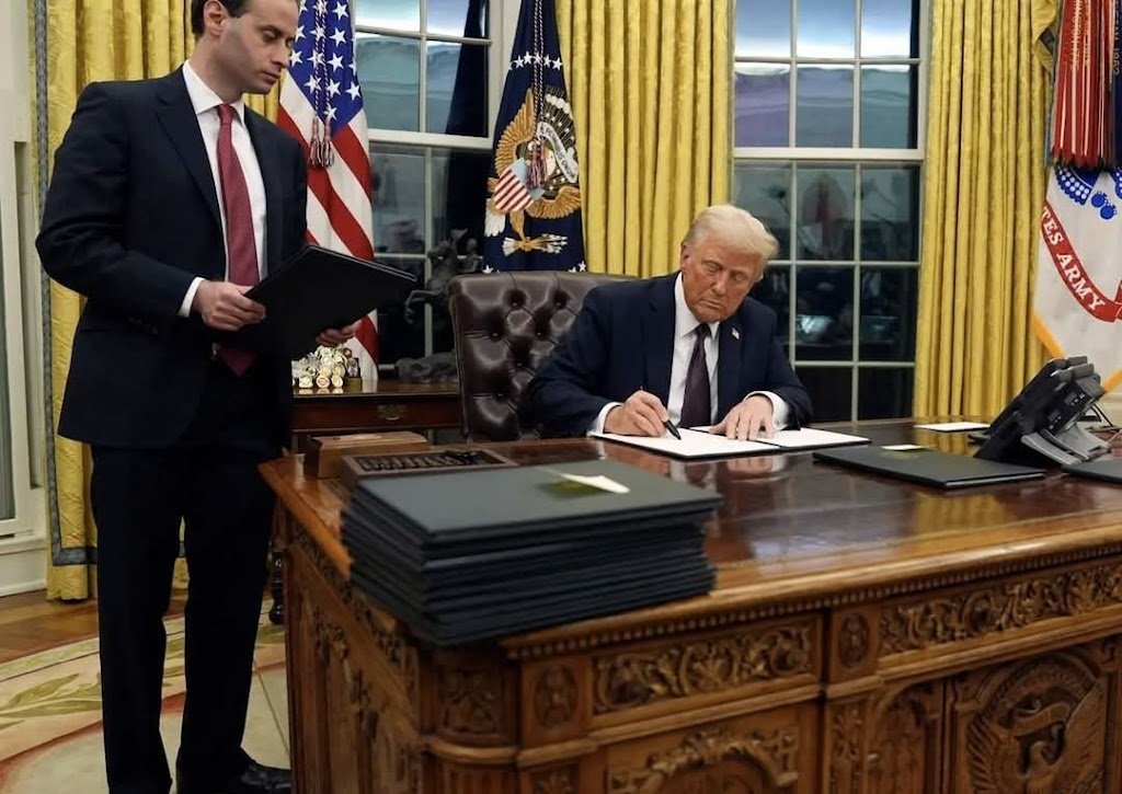 Photo Of Trump’s New Oval Office Turns Heads After People Spot Small Detail –